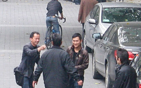 晨练大爷意外发现逃犯藏匿墓地，警方迅速介入调查