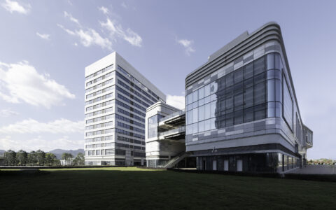 宁德时代连续四个季度净利超百亿，引领新能源行业再创新高