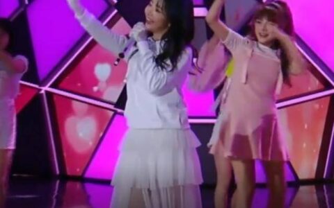 谭松韵跳舞太可爱，谁注意娜姐本哥的同款表情？看入迷了！