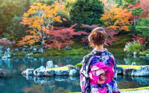 女孩投降日穿和服，真是太不懂事了