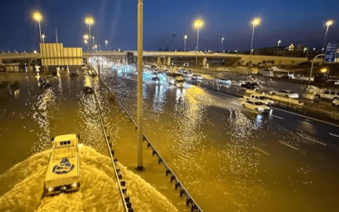 暴雨过后像“外星人入侵”，迪拜罕见雷暴雨后交通瘫痪