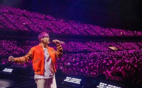 原创
            大妈在周杰伦演唱会上演淡定睡眠，网友直呼：这才是真·VIP待遇！