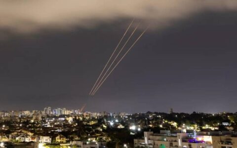 伊朗出手，无人机扑向以色列，以总理躲进防空洞，拜登该头疼了