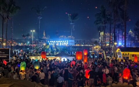 西双版纳庆泼水节万人燃放孔明灯，市民：一年只能放这一次