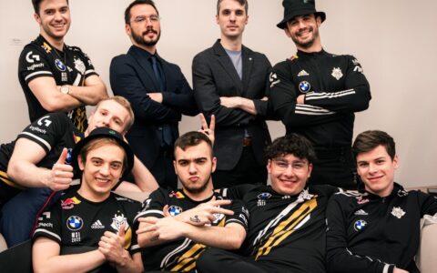 T1和G2赛前互动！两队友好交换队服！最后合影的姿势很有趣