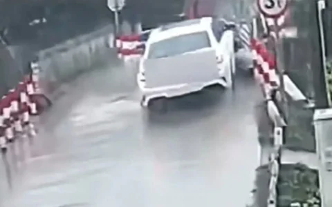 女子抱娃开车1岁娃成了妈妈的安全气囊，网友：孩子爸爸失踪了？