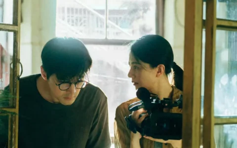 北京国际电影节胡歌好忙！帮高圆圆整理裙摆，为90岁爷叔推轮椅！