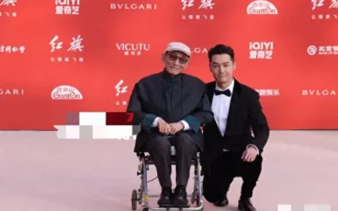 北影节红毯，胡歌蹲在游本昌身边，高圆圆不像44岁，费翔朱一龙帅