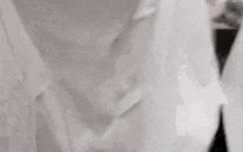 年轻人卧铺挂帘子遭老人吐槽，火车下铺应该“共享”吗？