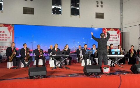 第十届武汉国际乐器展开幕，记者探展：萨克斯备受老人喜爱，主办方称200多把乐器免费送