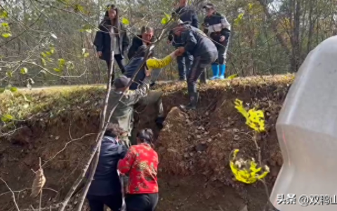 ​路遇车祸5人被困 热心路人紧急救援