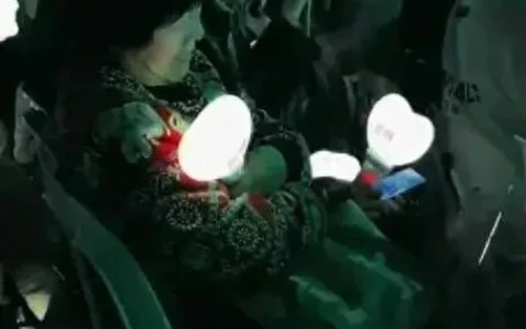 大妈在周杰伦演唱会 VIP 区的“特别表现”笑死人了！