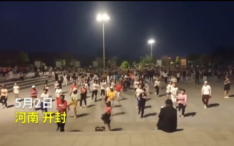 8岁姑娘 被一群“广场舞大妈”推荐上去领队 动作之流畅甚比大人