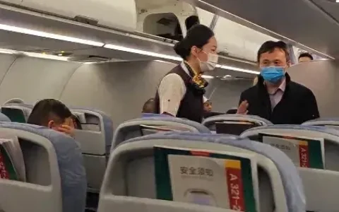 乘客电脑遗落，滑行中飞机折返延误2小时引不满！网友：大人物？