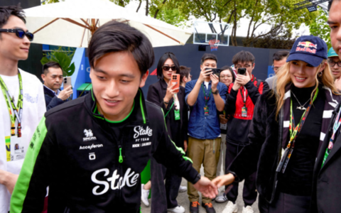 谷爱凌回国！抬头仰望2米26姚明，和周冠宇牵手，8字表达激动心情