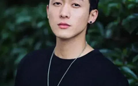 侯雯元爆料刘耀文夜晚竟打呼噜且“腿功”了得，让人忍俊不禁