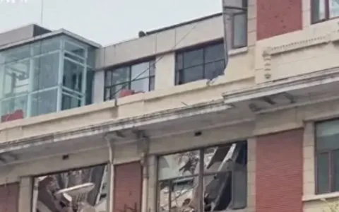 震惊一瞬间！上海江浦路空置楼房屋顶突然塌陷！