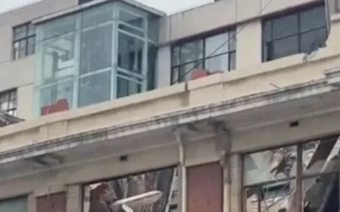 上海空置楼房屋顶坍塌，相关部门迅速处置！