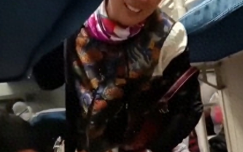 大妈礼貌询问是否可以交换卧铺， 网友“这才是换铺的正确方式”。