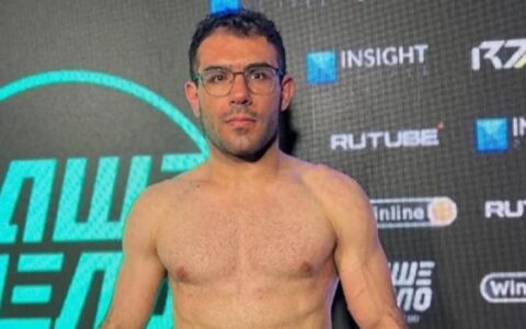 伊朗格斗选手踢“举牌女郎”臀部，输了又袭击对手，被终身禁赛