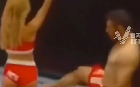 伊朗拳手脚踢举牌女郎臀部，被现场观众群殴。网友果然是战斗民族