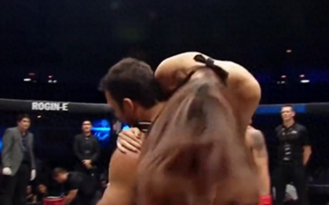 无德！拳击手踢举牌女郎臀部，遭台下观众围殴，被终身禁赛