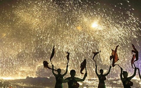 108位匠人参与 晋城市司徒小镇打铁花创吉尼斯世界纪录