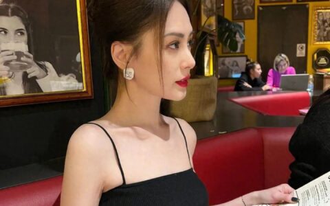 42岁阿娇暴瘦30斤，穿小吊带成“现实版苏妲己”，太魅惑！