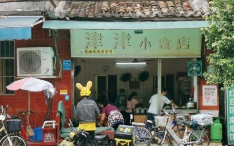 东莞街边小破店，煲仔饭火了34年，客人太多坐在马路边还要拼桌