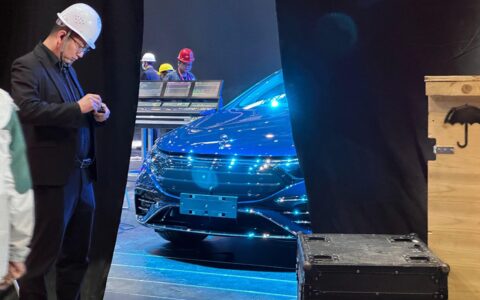 新车 | 立标“回归”/续航提升 新款奔驰EQS实车曝光 北京车展亮相