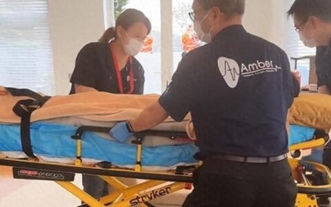 向太豪宅中突然滑倒，大腿骨裂手术5个小时，向华强全程陪着