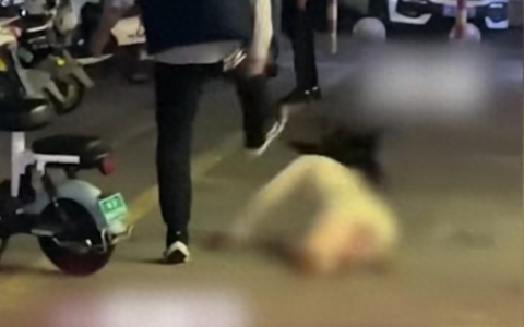 南通男子烧烤店前失控，烧烤店前男子狂踹女子！警方：严肃处理中