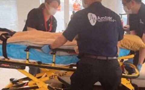 “向太”陈岚在浴室洗澡时不慎摔倒，导致大腿骨断裂，但是因为怕