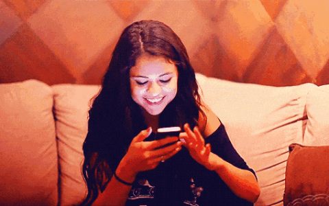 睡前别再玩手机啦→抓住睡前黄金1小时，常做8个动作，低成本养生