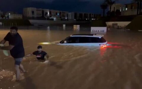 中国人亲历迪拜暴雨：没想到在沙漠城市有如此遭遇，紧急撤展