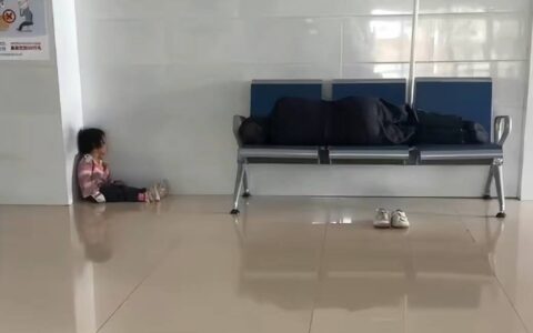 原创
            真让人心疼！女子在医院发现女孩靠着墙角睡着，家长心太大了吧