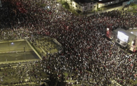 以色列再爆发大规模抗议集会，有汽车高速撞向抗议人群致5伤