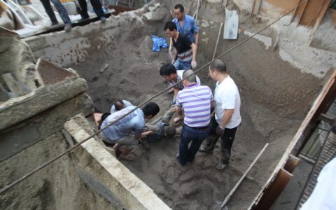 石砖脱落砸中孕妇：城市安全漏洞何时休？