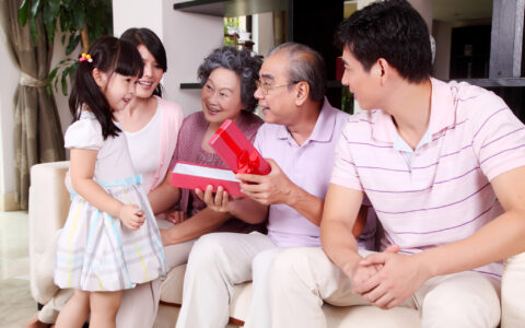 揭秘！弟弟为何总爱潜入姐姐的房间？背后的原因竟如此暖心！