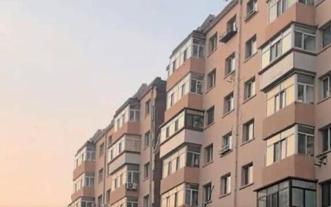 原创
            哈尔滨一住宅楼出现惊人一幕，中间竟然裂开了，居民们是否安全？
