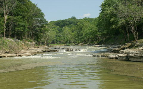 广东清远遭遇罕见暴雨，天空惊现神秘“绿色天幕”