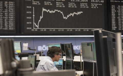 ASML订单大跌背后：光刻机巨头面临行业变局