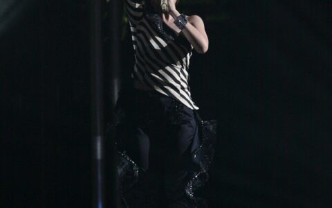 王嘉尔惊喜现身科切拉音乐节，引发狂热粉丝尖叫