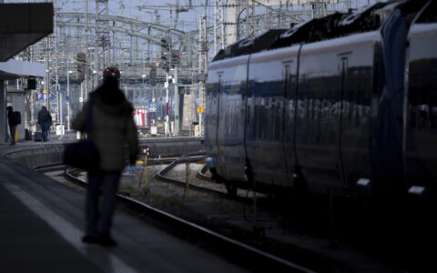 日本多条铁路线路停运，交通出行受到严重影响