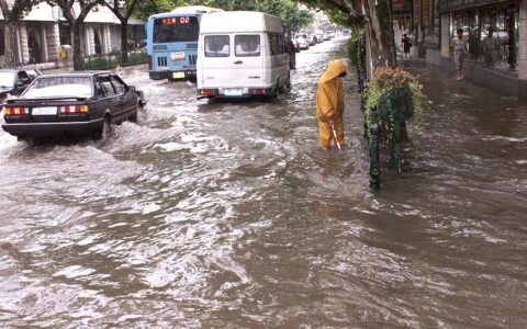 暴雨来袭！多地秒变“水城”，网友：是不是龙王在开会？