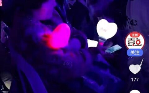 大妈在周杰伦演唱会VIP区呼呼大睡