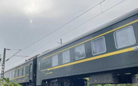 卧铺挂帘引热议，年轻人与老人的座位之争