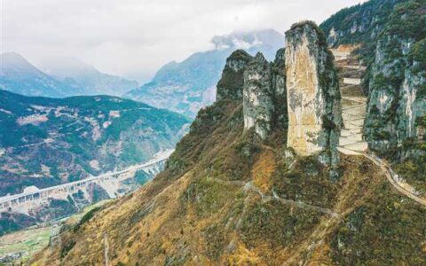 新春走基层 | 巫溪民主村地灾群测群防员龚方明14年的坚持—— 9.5万立方米危岩下 守护一方平安