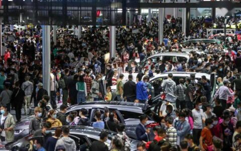 人山人海！北京车展迎客流高峰，智能网联“黑科技”让观众过足瘾