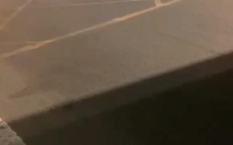 男子深夜骑摩托上路“烧胎”炫技，交警：行拘5日